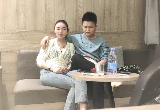 甜美小 姐 姐 不知道去哪喝多了和小哥哭诉了自己被家人压榨的血泪史几十分钟后小哥性急了先来一 炮 呗